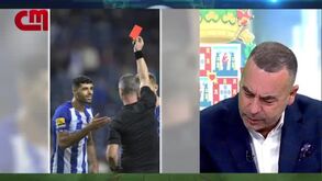 Aníbal Pinto levou caneta azul para o 'Pé em Riste': «É para anotar os lances que prejudicam o FC Porto»		