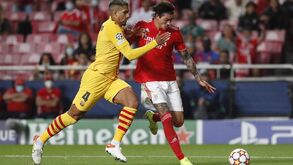 Darwin lembra provocação de Ronald Araújo no Benfica-Barcelona: «Olhava para ele e ria-me»