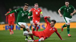Jogador irlandês foi infetado com Covid-19 duas vezes mas garante: «Não quero ser vacinado»