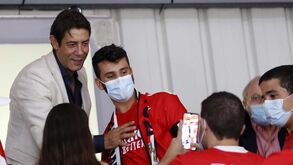 Depois do voleibol... o futsal: Rui Costa 'superstar' no Benfica-Leões de Porto Salvo