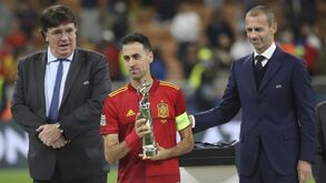 Sergio Busquets sucede a Bernardo Silva como melhor jogador da Liga das Nações