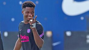 Ansu Fati à espera de Jorge Mendes para renovar com o Barcelona