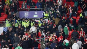 Adeptos húngaros em confrontos com a polícia inglesa em Wembley