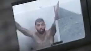 Vídeo de Gabigol a tomar banho torna-se viral na internet