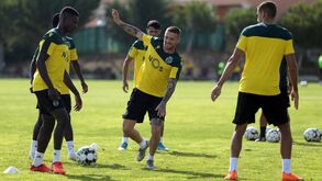 Cristianinho lesionado surgiu de muletas no jogo dos sub-13 do Al Nassr