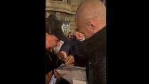 Insólito: Fã do pugilista Chris Eubank Jr. pede autógrafo... num microondas