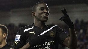 Demba Ba e a história da transferência para o West Ham: «Batia com a cabeça em todos os cantos da bagageira»