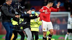 Cristiano Ronaldo acabou jogo a ser 'perseguido' por fã em... sprint louco
