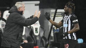 Saint-Maximin com mensagem emotiva para Steve Bruce: «Um homem justo e de palavra»