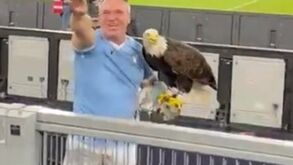 Tratador da águia da Lazio defende-se de gesto fascista: «Em Espanha é com o braço estendido»
