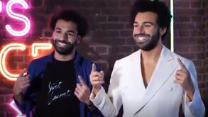 Salah apresentado à sua estátua no Madame Tussauds: «É igualzinho a mim... Tem abdominais?»