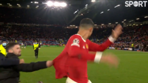 Insólito: Cristiano Ronaldo acabou jogo a ser 'perseguido' por fã em... sprint louco