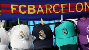 Da cabeça de leitão à espera que Mourinho fez ao árbitro: os polémicos duelos entre Barcelona e Real Madrid