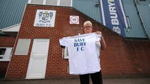 Adeptos unem-se e salvam Bury FC da extinção