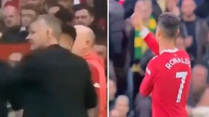 Os gestos de Ronaldo no jogo com o Liverpool que adeptos do Manchester United questionam