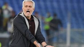 Empresário de médio da Roma atira-se a Mourinho e fala em 