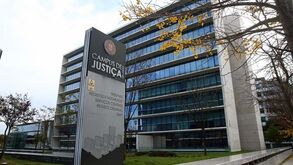 A desconcertante juíza do processo E-Toupeira capaz de deixar uma sala de audiência a rir