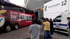 A chegada dos autocarros de Benfica e V. Guimarães ao D. Afonso Henriques 