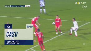 V. Guimarães pediu penálti neste lance: árbitro mandou seguir