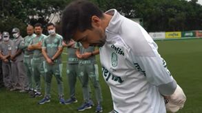 Palmeiras homenageia Abel Ferreira e treinador português vai às lágrimas 