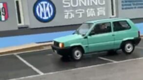 «Mi Pandita»: Vidal chega ao treino do Inter ao volante de uma 'relíquia'