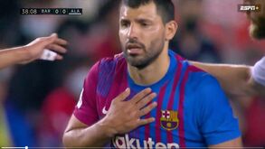 Enorme susto no Barcelona-Alavés: Agüero sentiu-se mal e teve de ir para o hospital