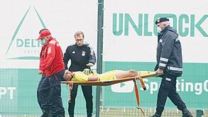 Guarda-redes dos juvenis do Benfica sai do campo de maca 