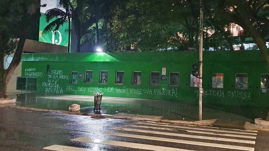 Palmeiras sobre brasas: adeptos vandalizam paredes do estádio com 'recados'... até para Abel