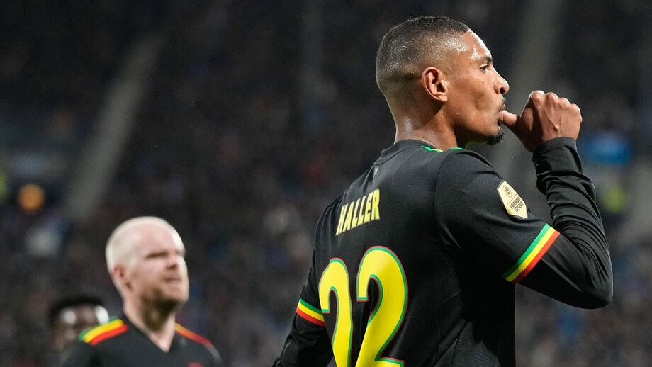 Ajax bate Heerenveen com golos de Haller e Neres e reassume liderança na Holanda