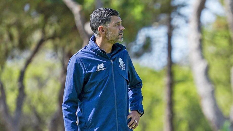 Mbemba reintegrado no treino do FC Porto