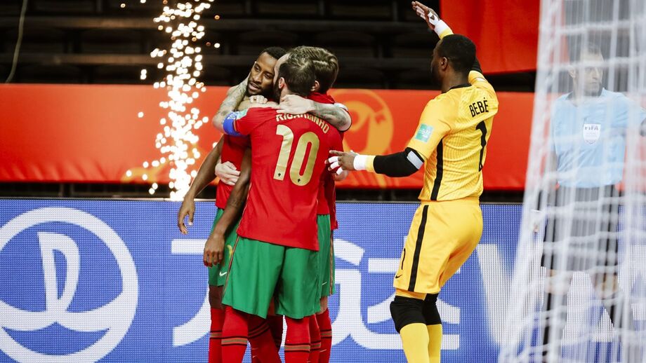 Pany, abraçado por Ricardinho e Bruno Coelho, festeja o primeiro golo do jogo