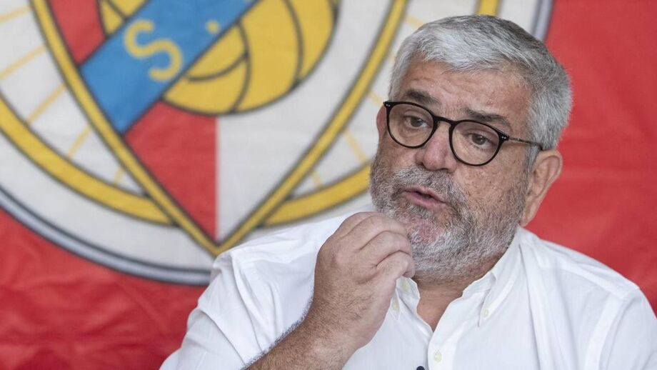Candidato analisa concorrente nas eleições à presidência das águias