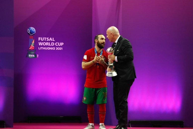 Ricardinho eleito o melhor jogador de futsal do mundo pela quinta vez - SIC  Notícias