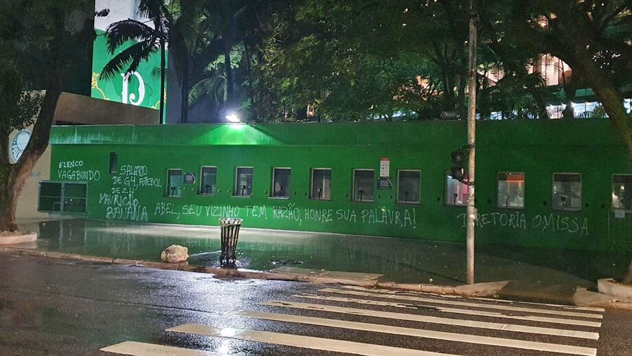 'Recados' nas paredes do estádio do Palmeiras