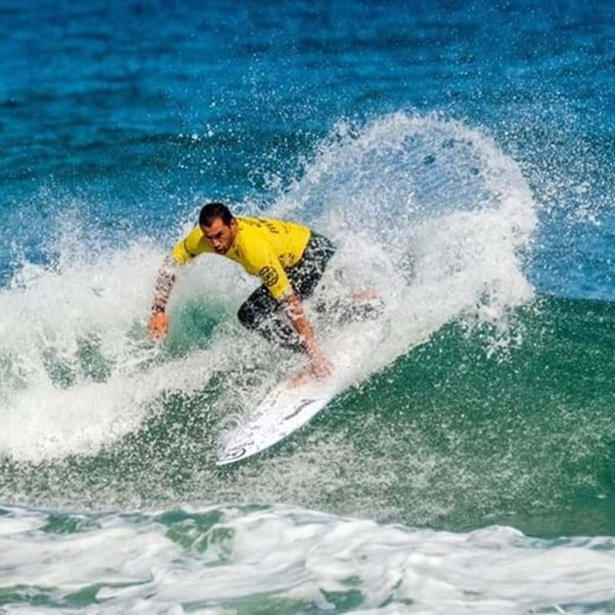 Francisca Veselko tem 18 anos, é campeã nacional de surf e agora