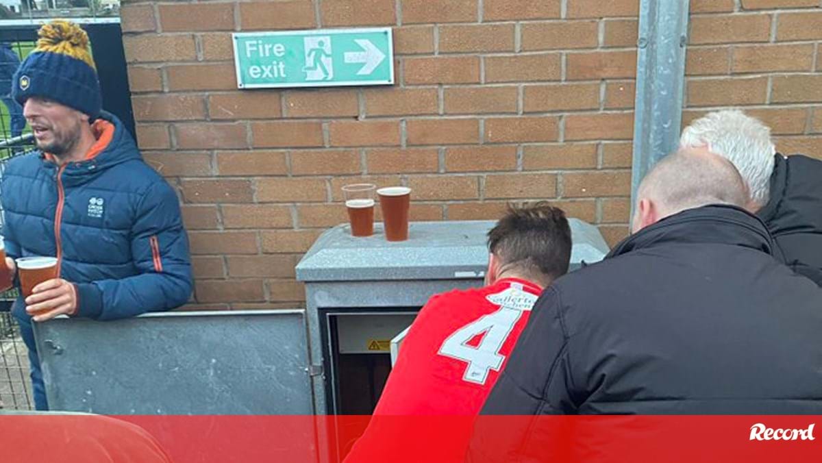 Unusual moment in the FA Cup: light went down and player tried to resolve the situation – England