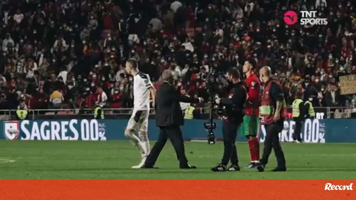 Brazilians show hot moment between Cristiano Ronaldo and Fernando Santos at the end of the game – Videos