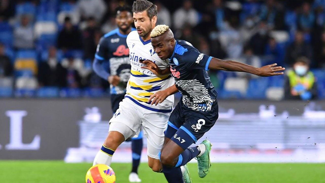 Miguel Veloso numa disputa de bola com Osimhen
