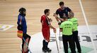 Lance no Espanha-França dá que falar: Marc Grau podia ter feito o 3-0 de penálti e... quase acertou no árbitro