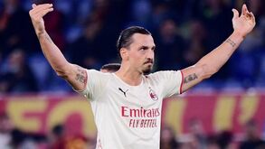 Ibrahimovic marca à Roma com 'disparo' a 101 km/h e atira: «Estou a ficar lento com a idade»