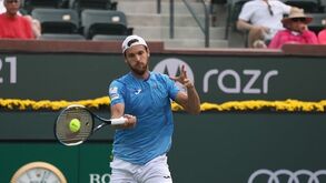 João Sousa travado pela noite
