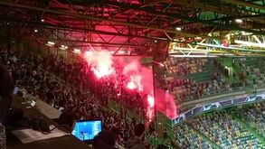 Adeptos do Besiktas acendem tochas nas bancadas de Alvalade