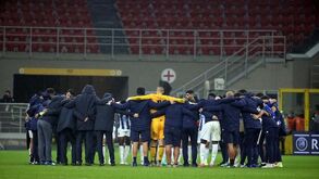 O final do Milan-FC Porto: a roda, os agradecimentos e as claques a cantar o hino portista