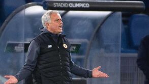 Mourinho critica árbitro após empate com Bodo/Glimt: «Agora volta descansado à Grécia»