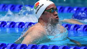 Europeus: Francisco Quintas em 13.º lugar nas meias-finais dos 200 metros bruços