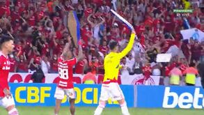 Jogadores do Internacional exibiram 'caixões' do Grémio no centro do relvado e 'incendiaram' o Gre-Nal