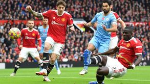 Bailly 'incendeia' redes sociais com imagens do auto-golo: «Finalização perfeita»