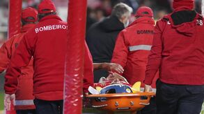 Lucas Veríssimo acaba no hospital: brasileiro torceu o joelho direito 