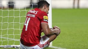 Benfica confirma cirurgia de Lucas Veríssimo: central não volta a jogar esta época