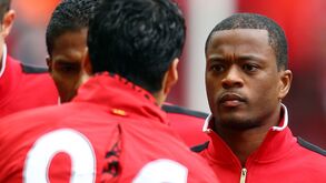 Quando Evra quase andou à pancada com Suárez na rua: «Não podia ser à frente da família dele»